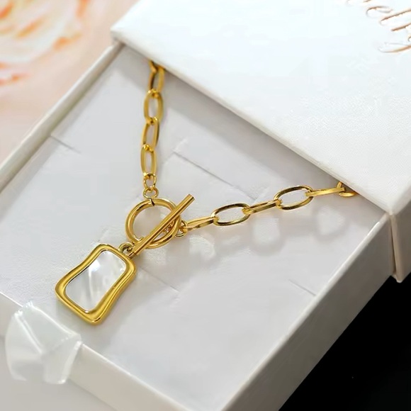 Gold plated stainless steel necklace with a mother of pearl pendant - Picture 2 of 9